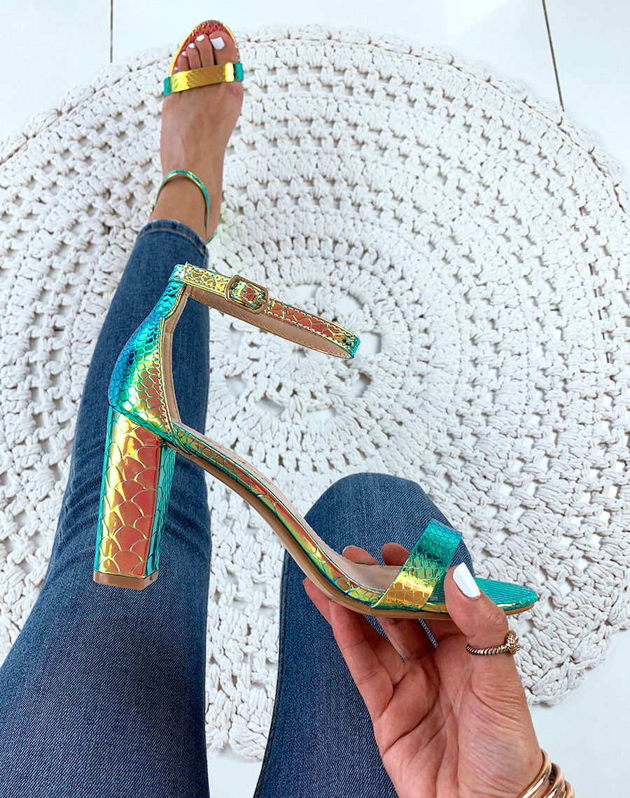 Sandales dorées holographiques effet python à talons carrés