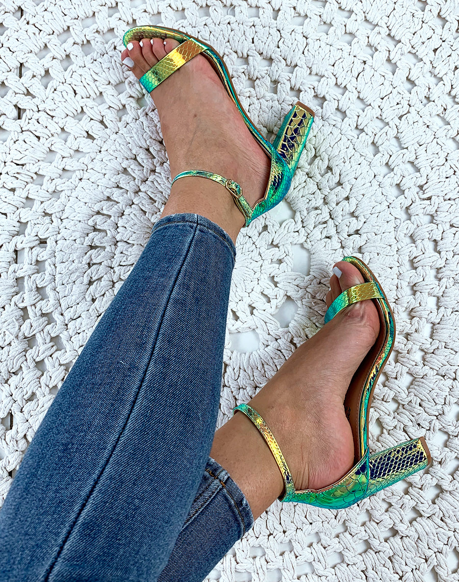 Sandales dorées holographiques effet python à talons carrés