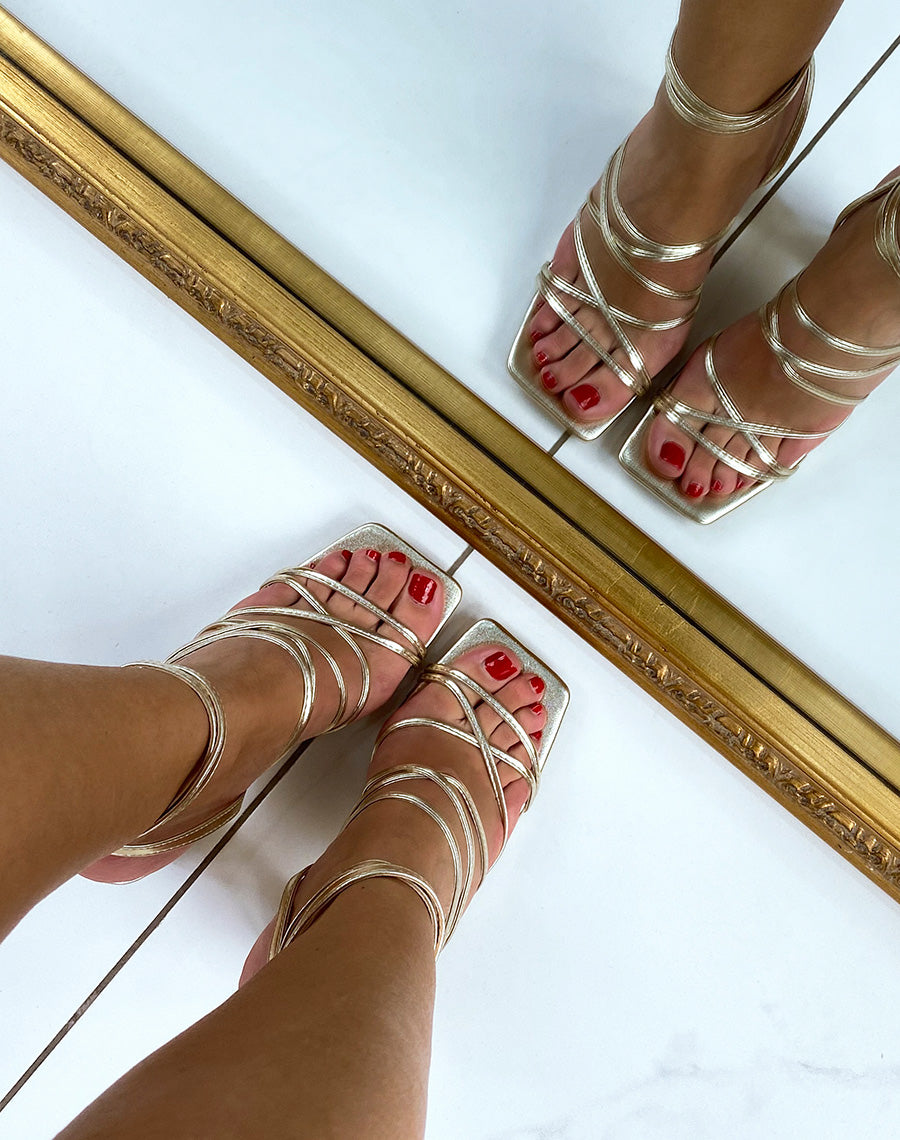 Sandales dorées à multiples lanières et à bout carré