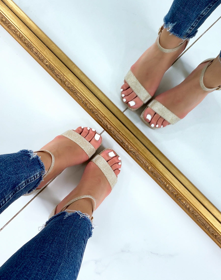 Sandales dorées pailletées à talon biseauté