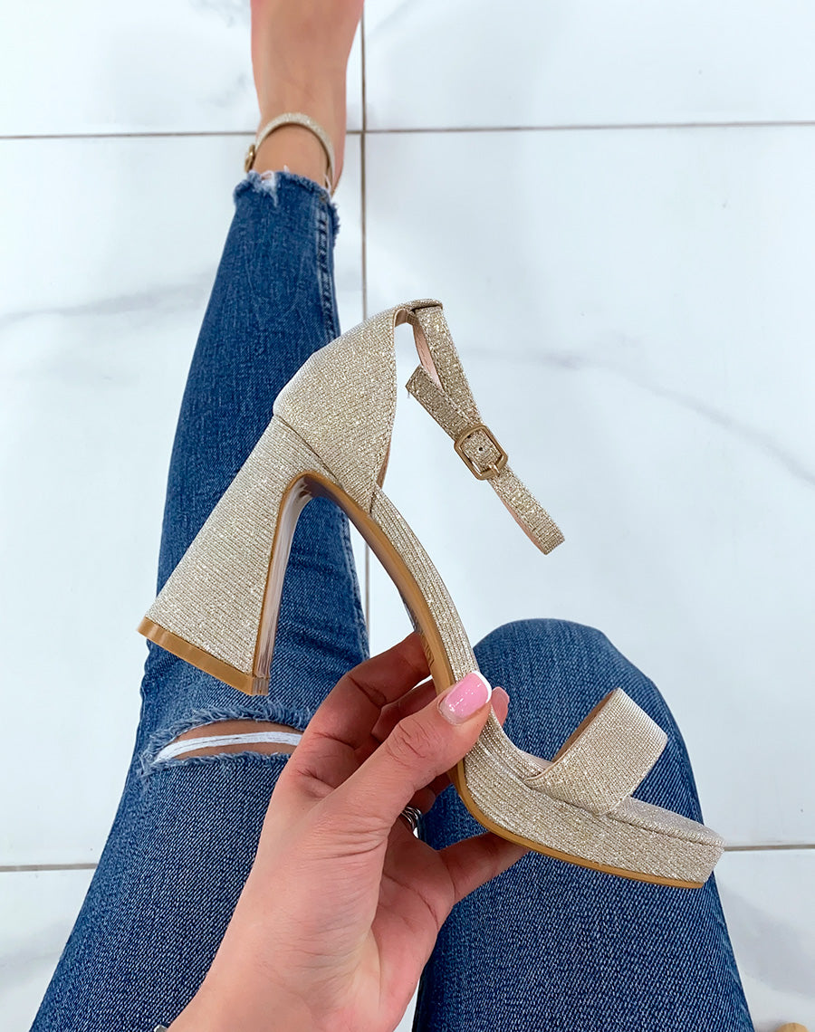 Sandales dorées pailletées à talon biseauté