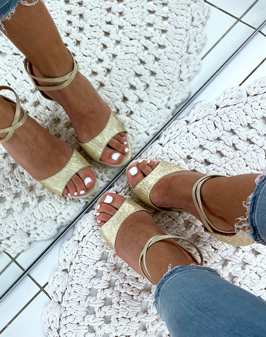 Sandales dorées pailletées à talons aiguilles