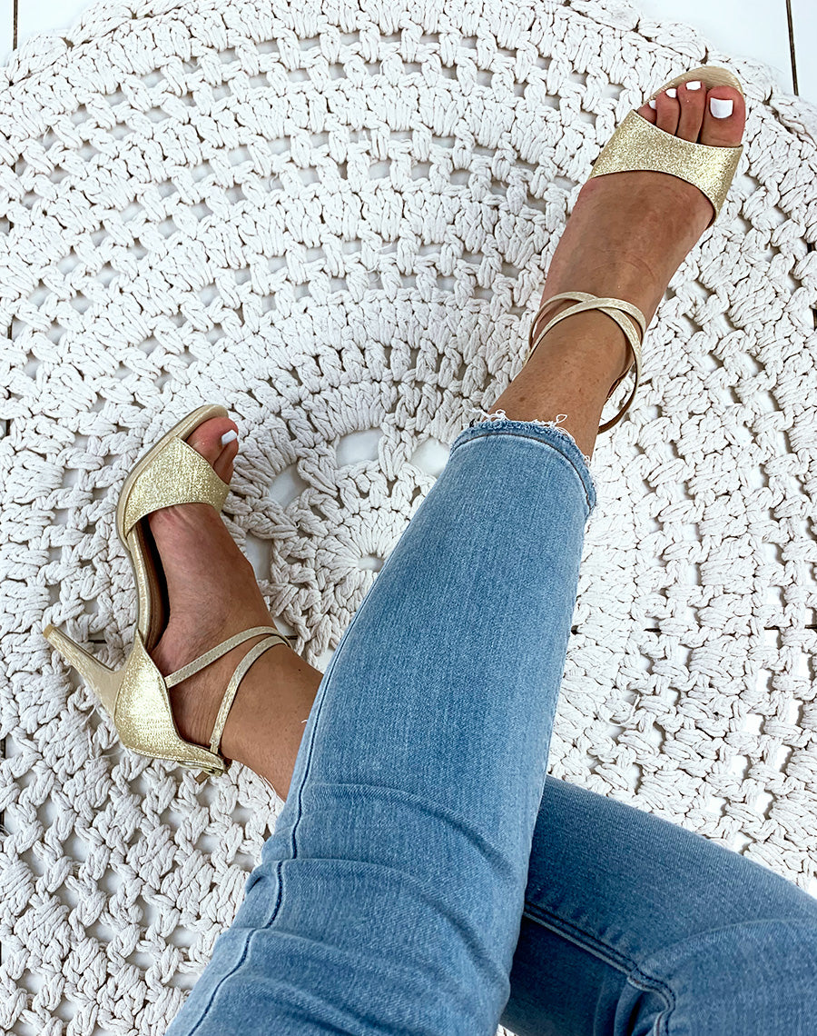 Sandales dorées pailletées à talons aiguilles