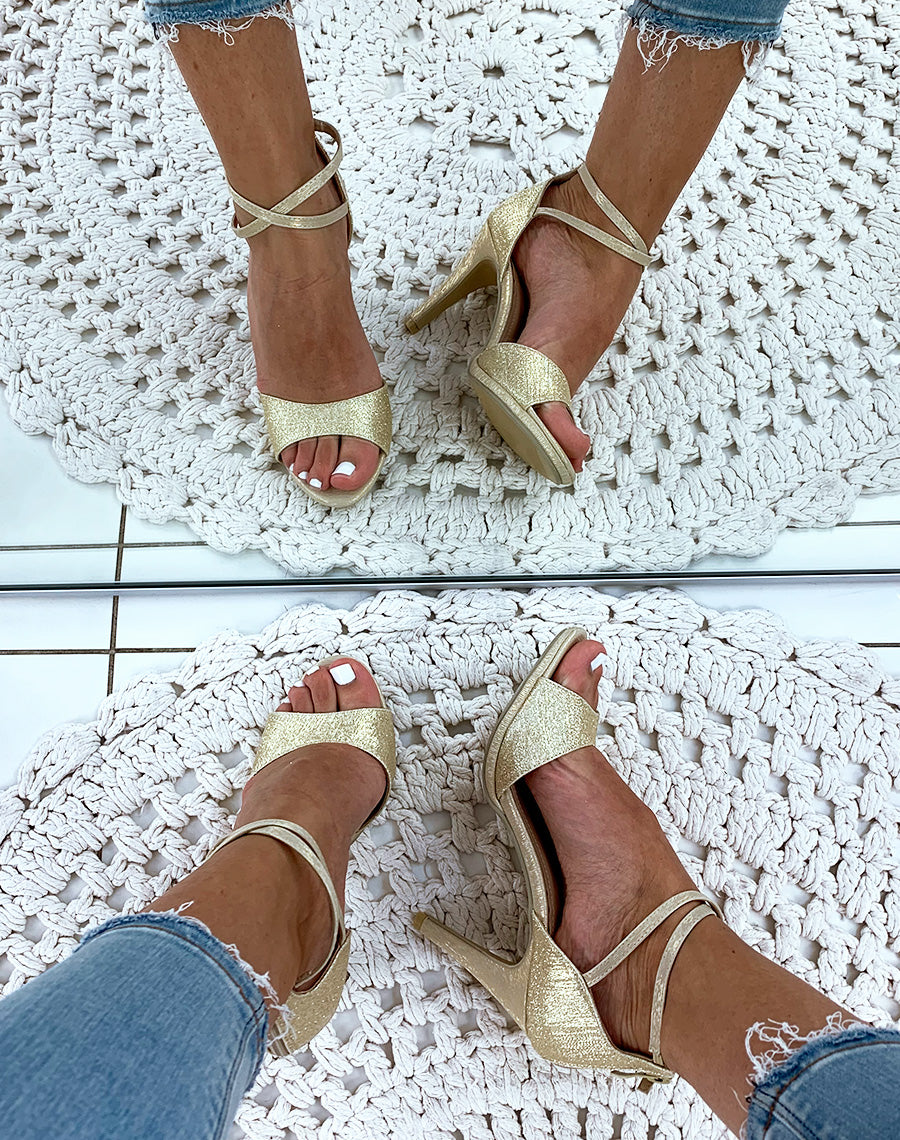 Sandales dorées pailletées à talons aiguilles