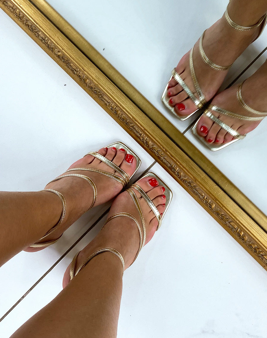 Sandales dorées à petit talon carré