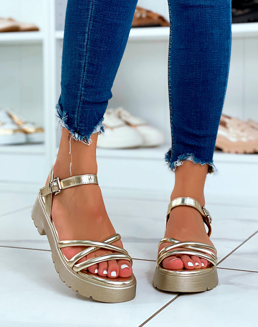 Sandales dorées à petit talon et brides entrecroisées