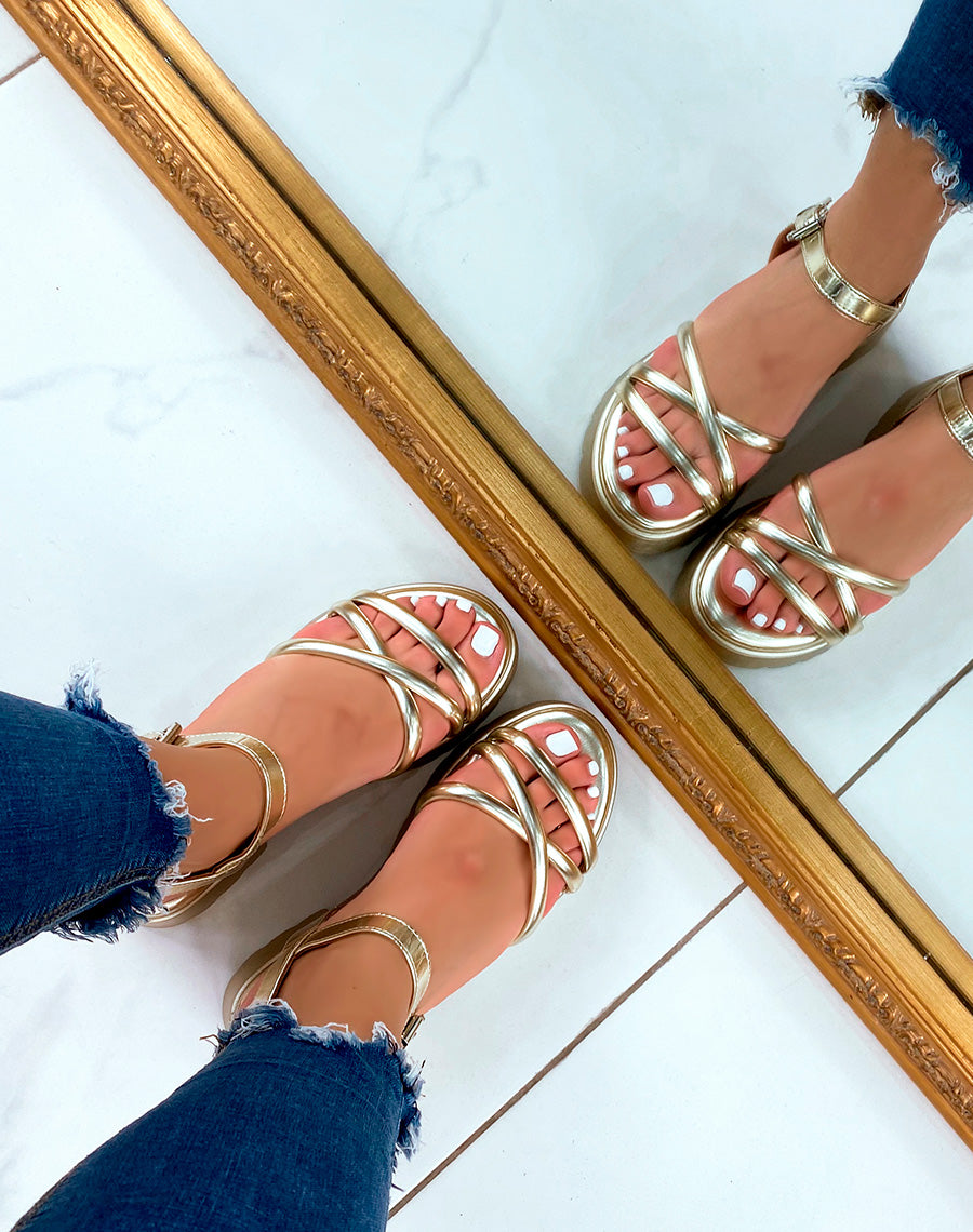 Sandales dorées à petit talon et brides entrecroisées