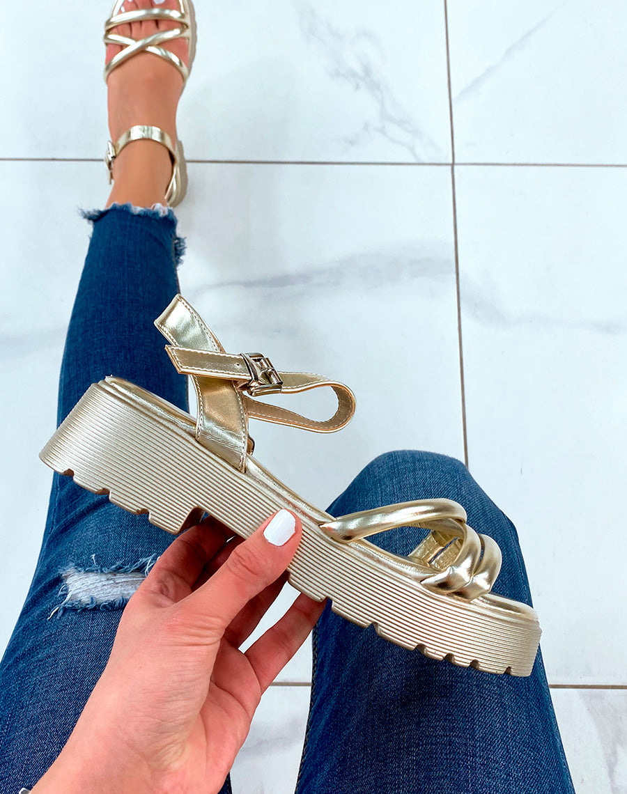 Sandales dorées à petit talon et brides entrecroisées