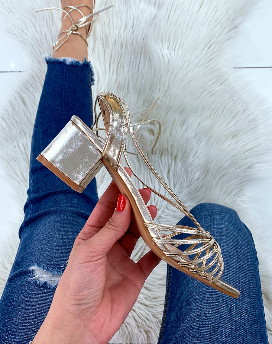 Sandales dorées à petit talon et longues lanières