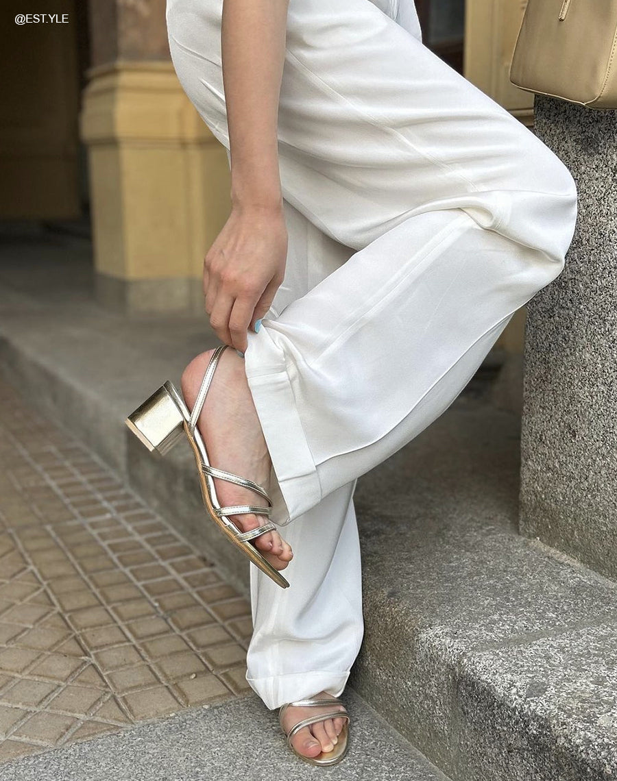 Sandales dorées à petit talon et triple lanières avant