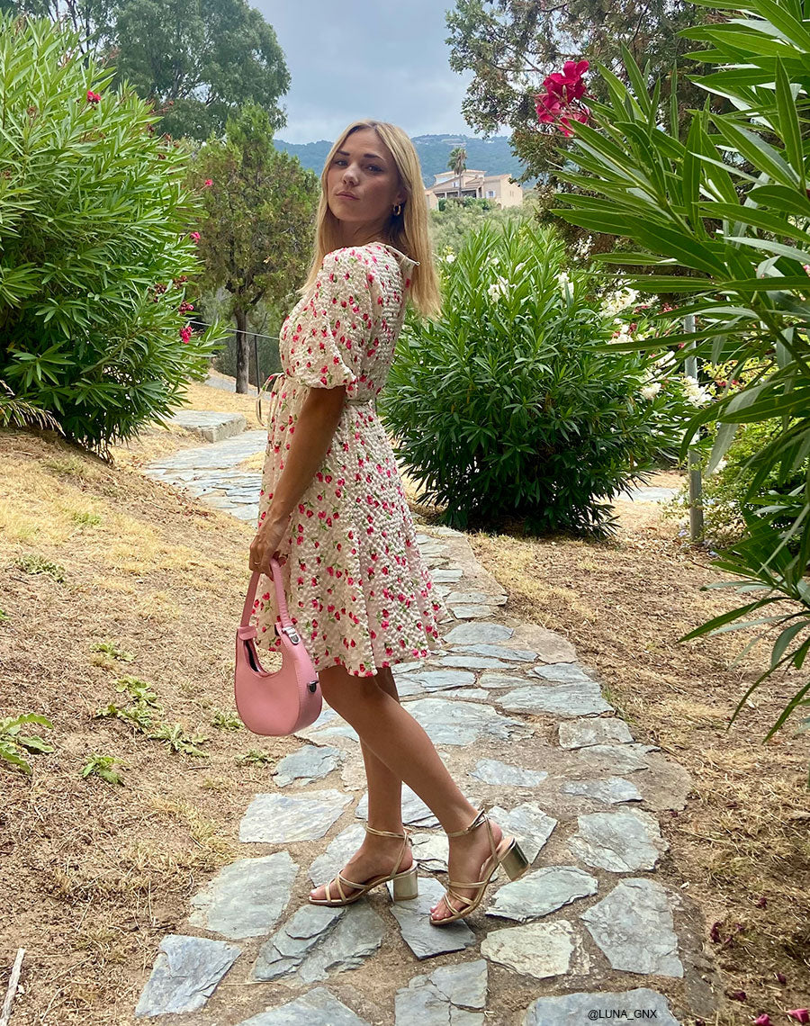 Sandales dorées à petit talon et triple lanières avant