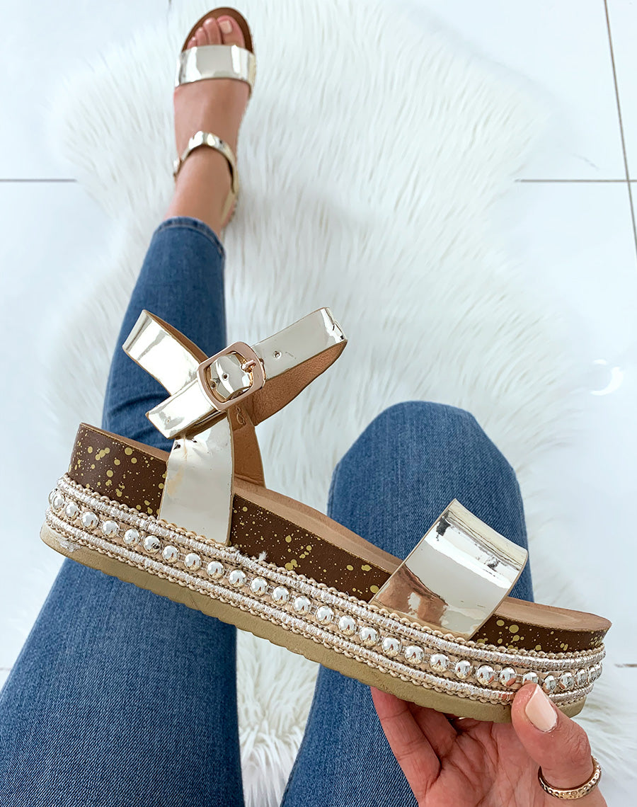 Sandales dorées à semelles compensées