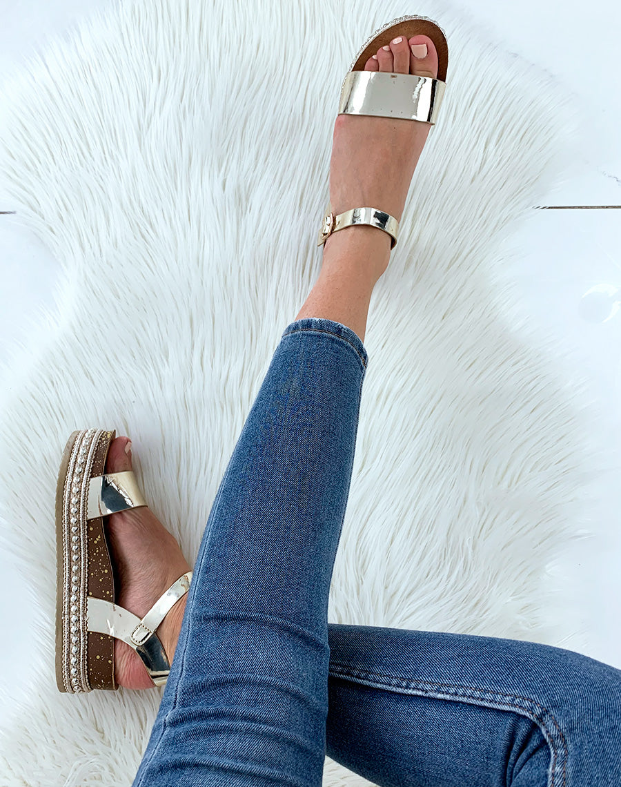 Sandales dorées à semelles compensées