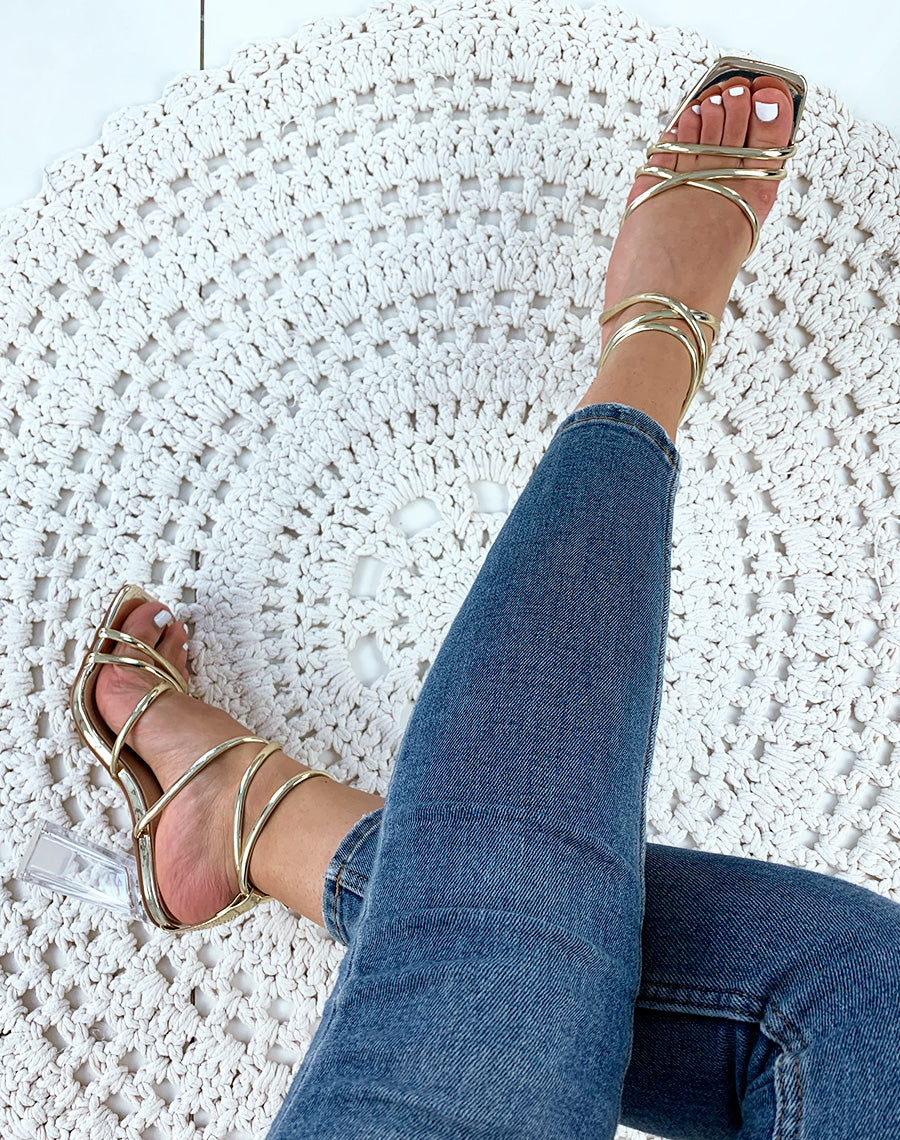 Sandales dorées à talon bloc transparent et brides sexy