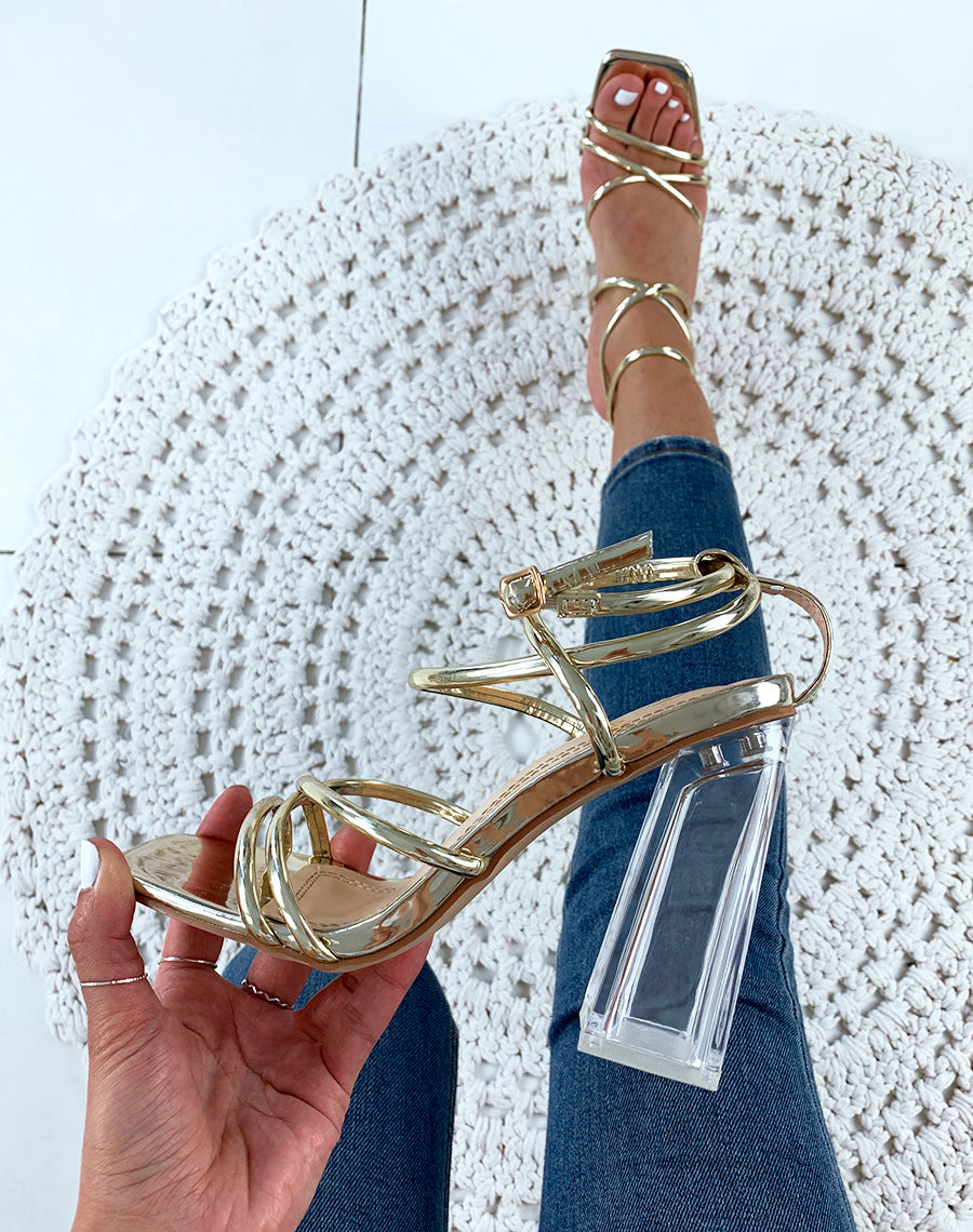 Sandales dorées à talon bloc transparent et brides sexy
