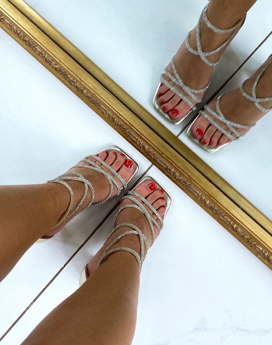 Sandales dorées à talon et à lanières strassées