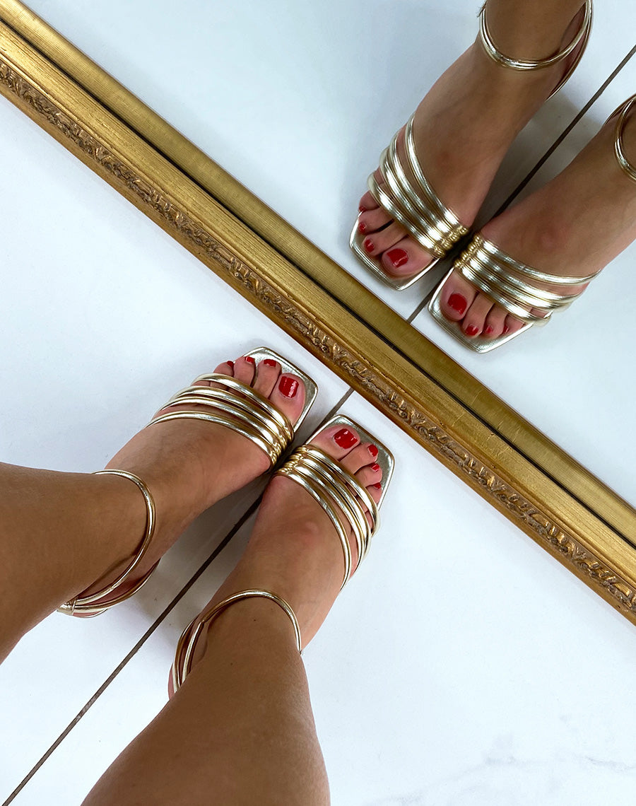 Sandales dorées à talon et à multiples brides