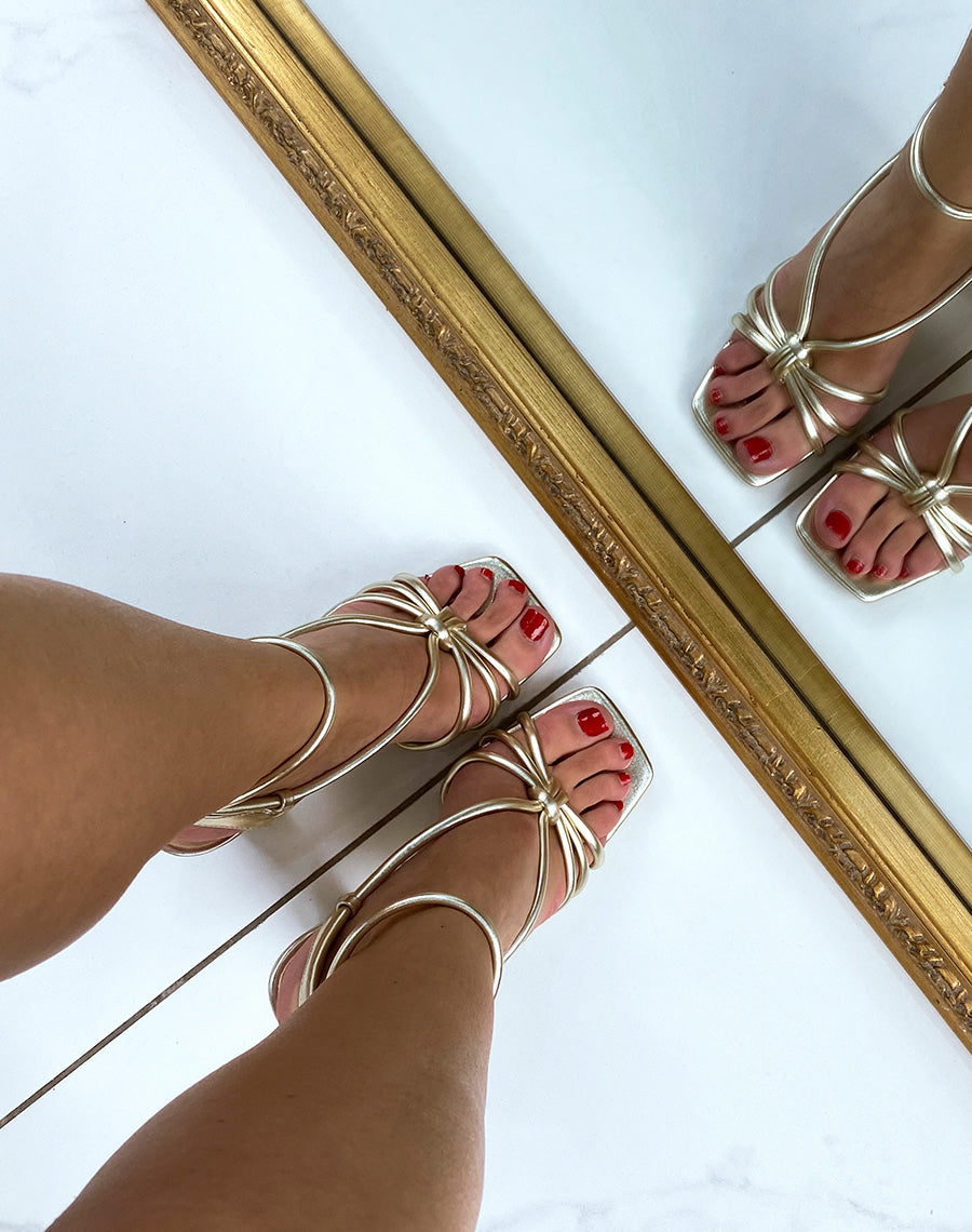 Sandales dorées à talon à noeud avant et multiples lanières épaisses