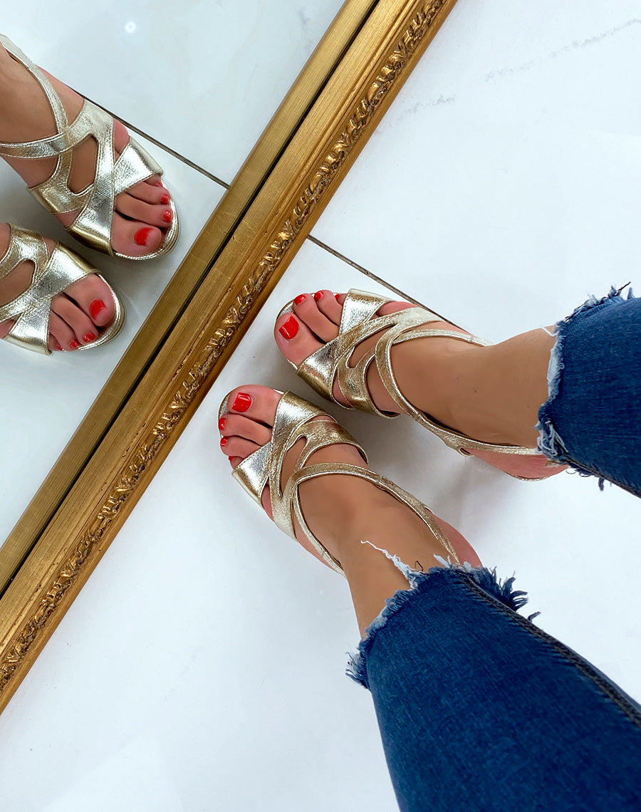 Sandales dorées à talon épais et petite plateforme