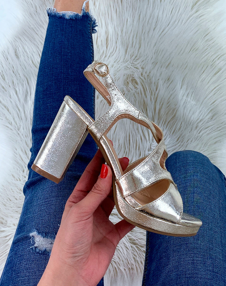 Sandales dorées à talon épais et petite plateforme