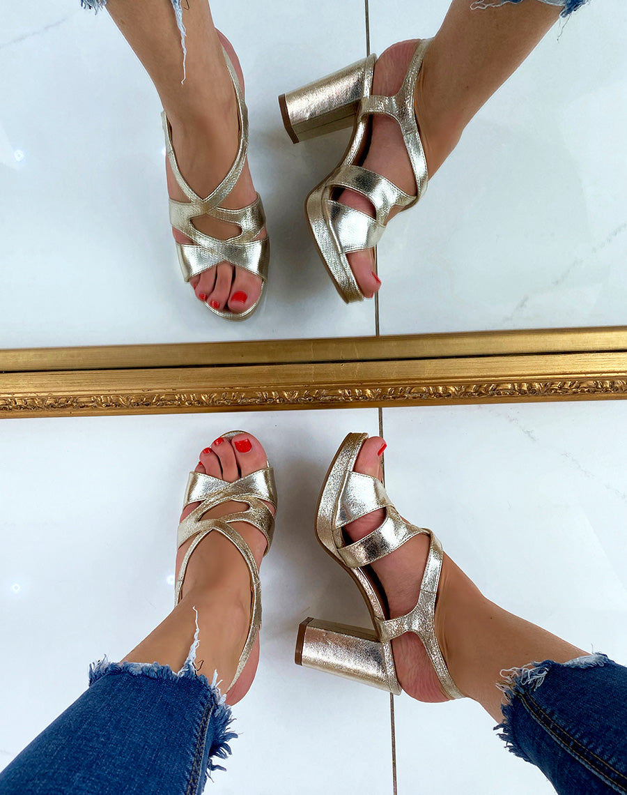 Sandales dorées à talon épais et petite plateforme