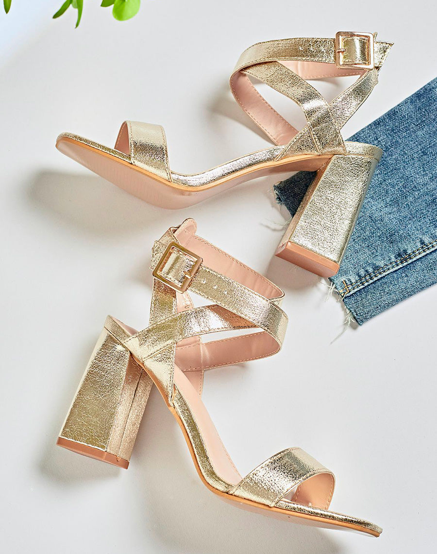 Sandales dorées à talon à simple bride et double lanière