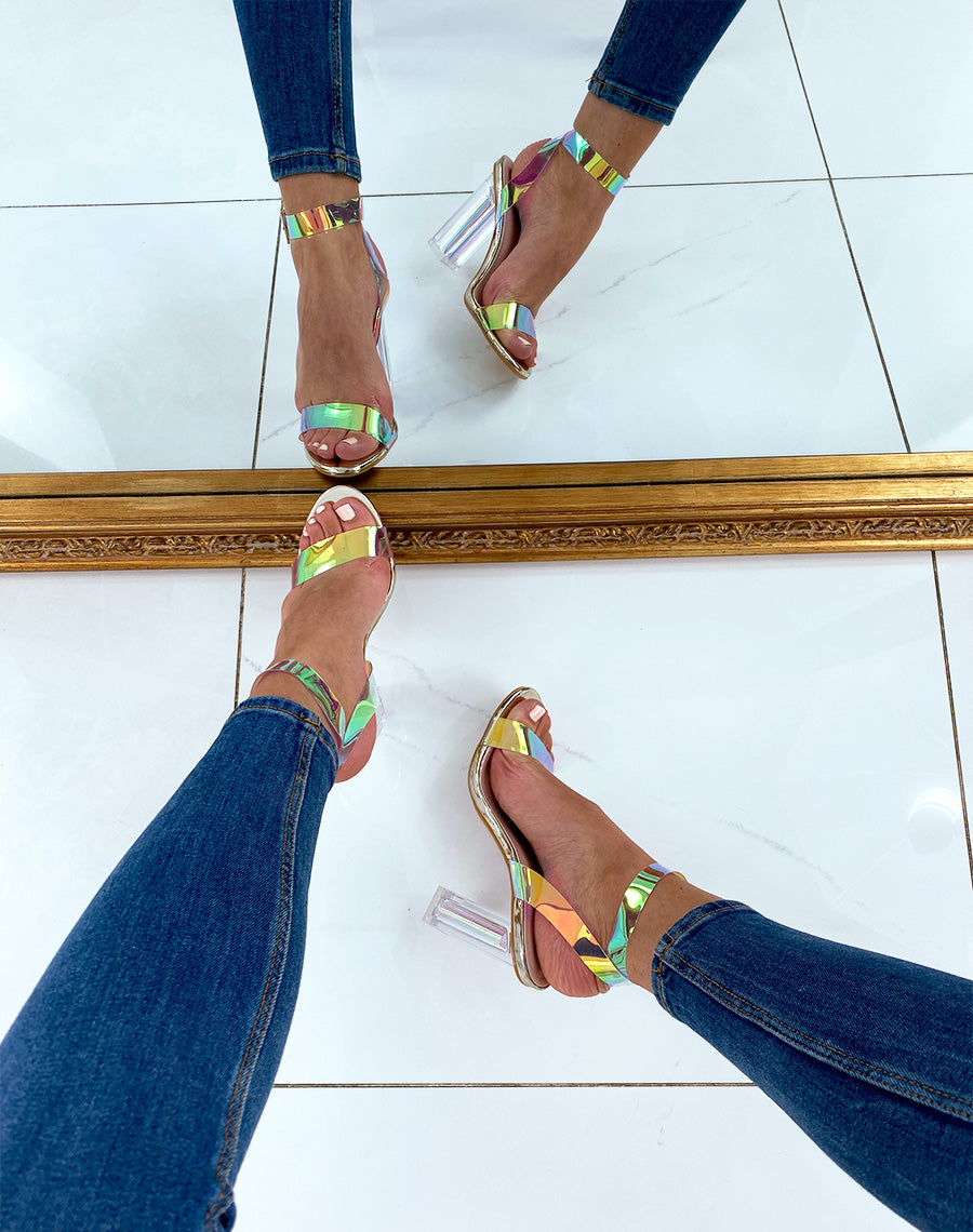 Sandales dorées à talons transparents et à brides holographiques