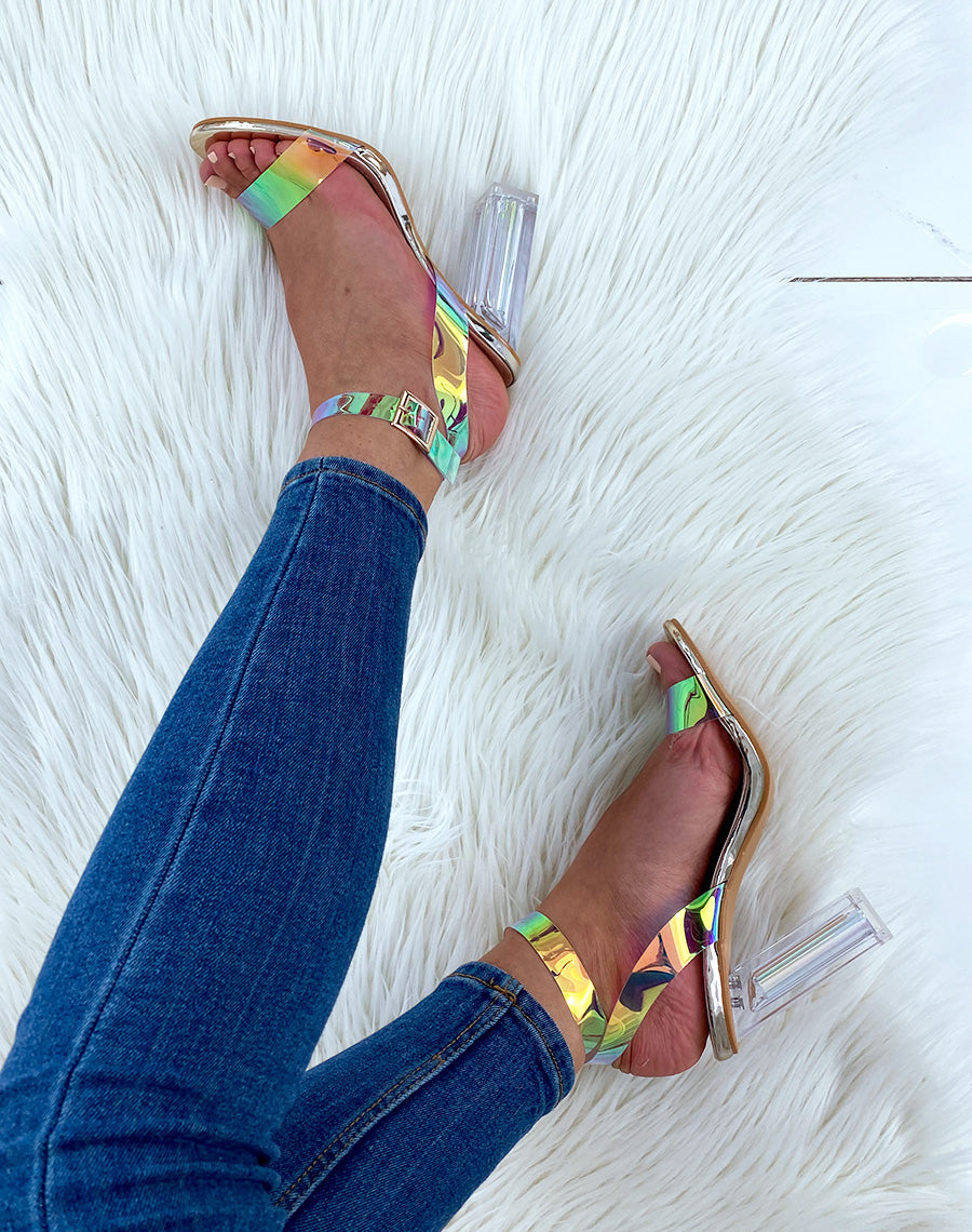 Sandales dorées à talons transparents et à brides holographiques