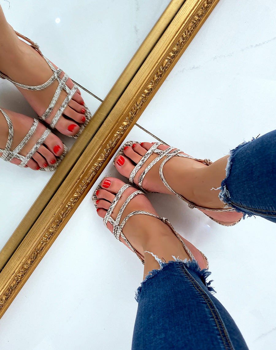 Sandales effet python à petit talon fin et brides croisées