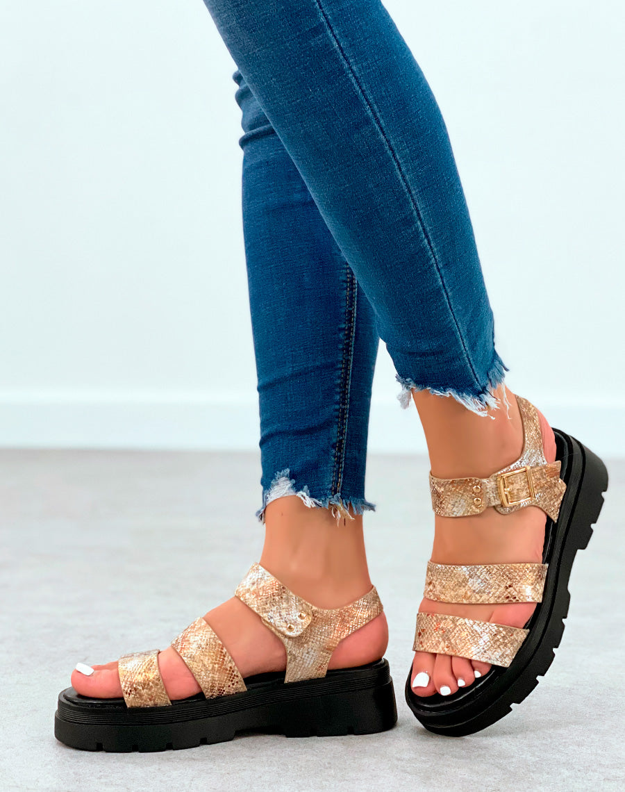 Sandales effet serpent à plateforme crantée et lanières dorées