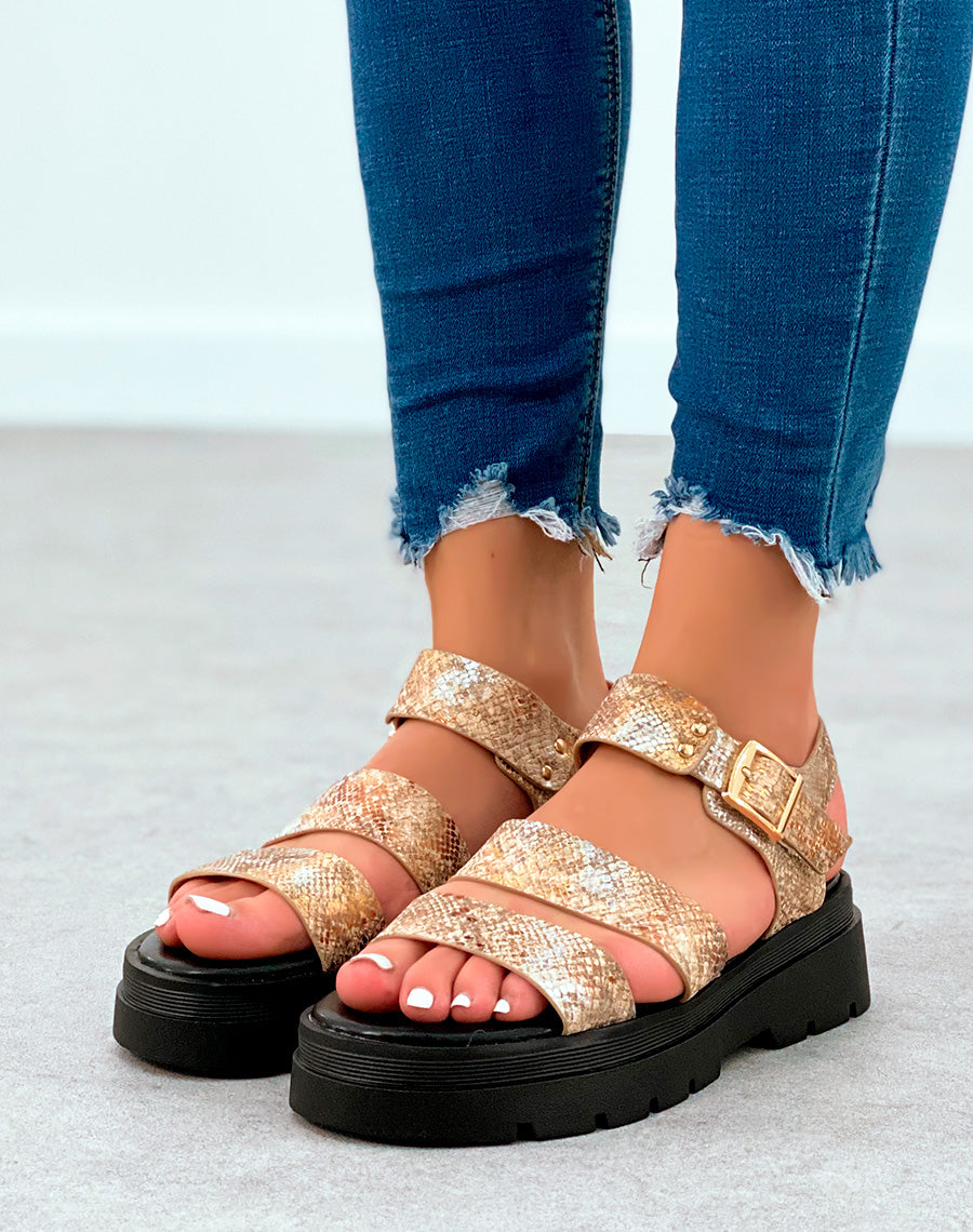 Sandales effet serpent à plateforme crantée et lanières dorées