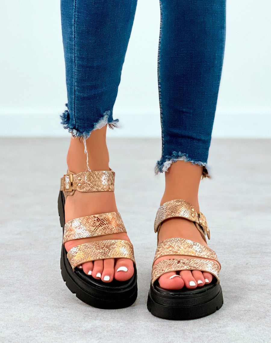 Sandales effet serpent à plateforme crantée et lanières dorées