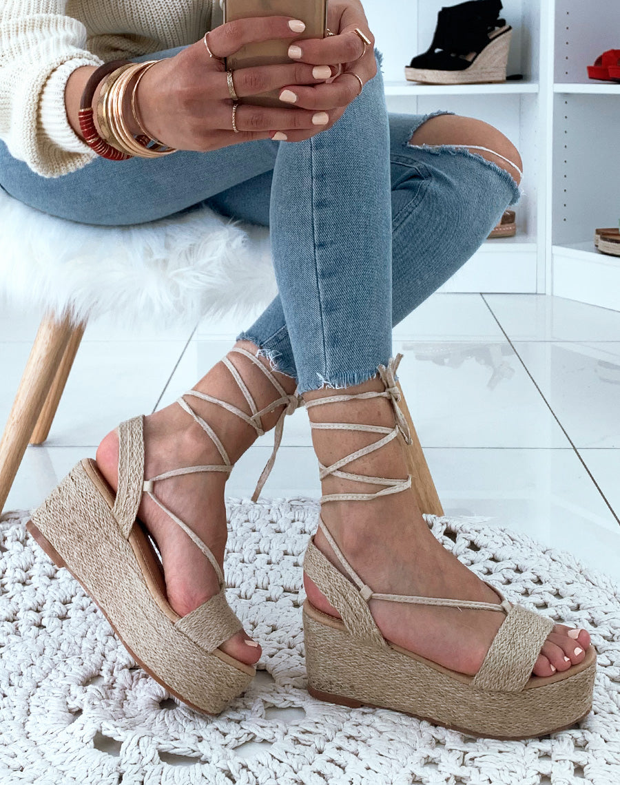 Sandales en osier beiges à talons compensées et à lacets