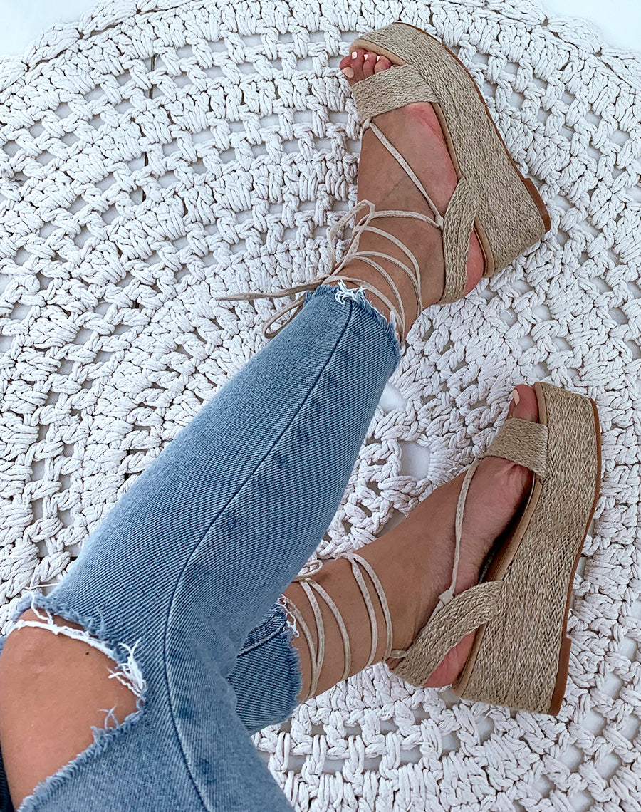 Sandales en osier beiges à talons compensées et à lacets