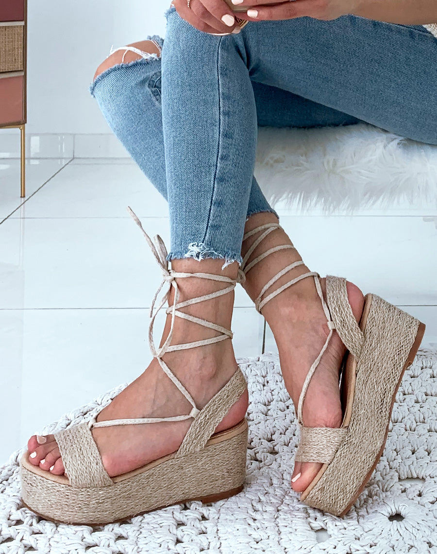 Sandales en osier beiges à talons compensées et à lacets