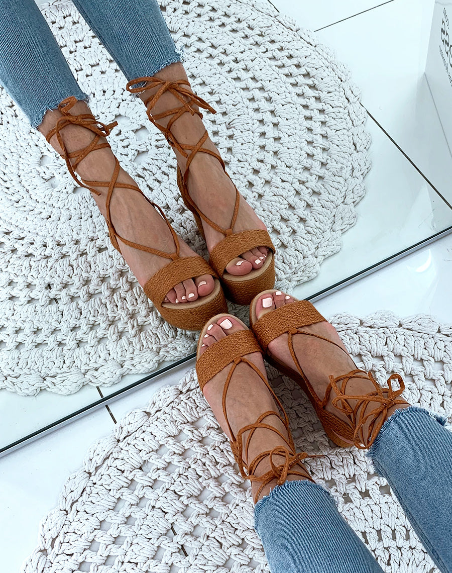 Sandales en osier camel à talons compensées et à lacets