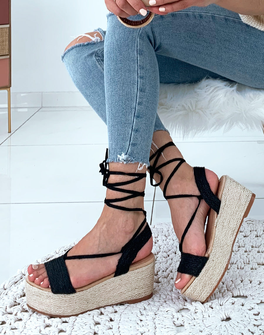 Sandales en osier noires à talons compensées et à lacets
