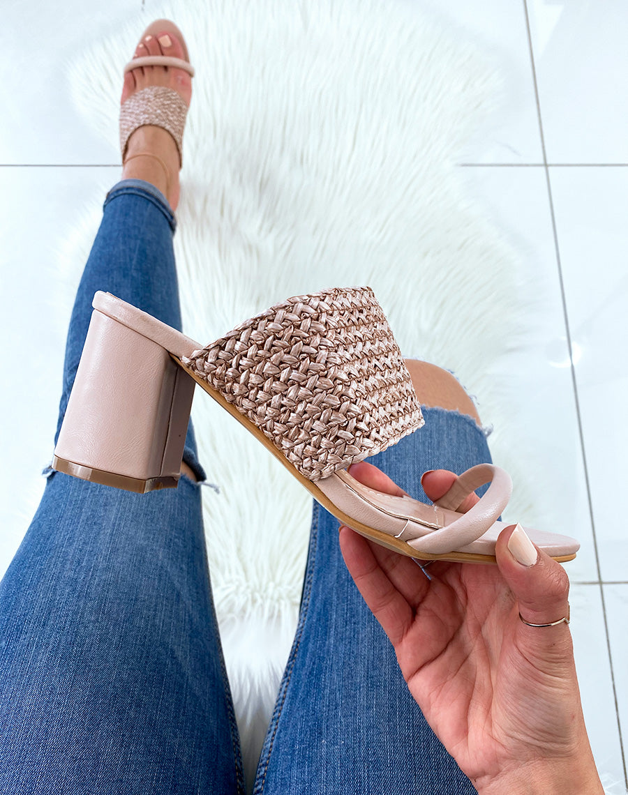 Sandales en similicuir beiges à talons et à double brides