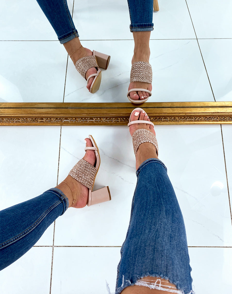 Sandales en similicuir beiges à talons et à double brides