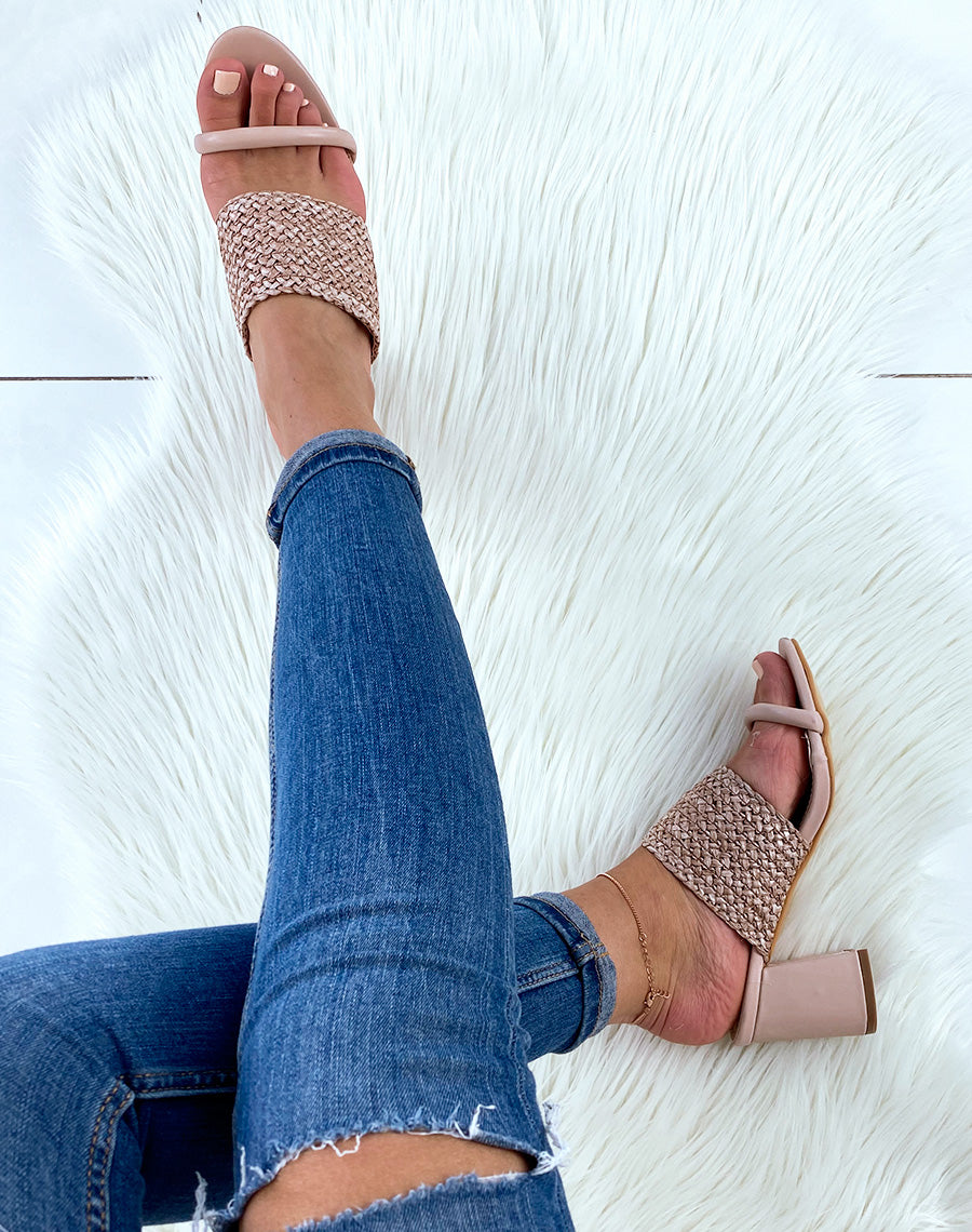 Sandales en similicuir beiges à talons et à double brides