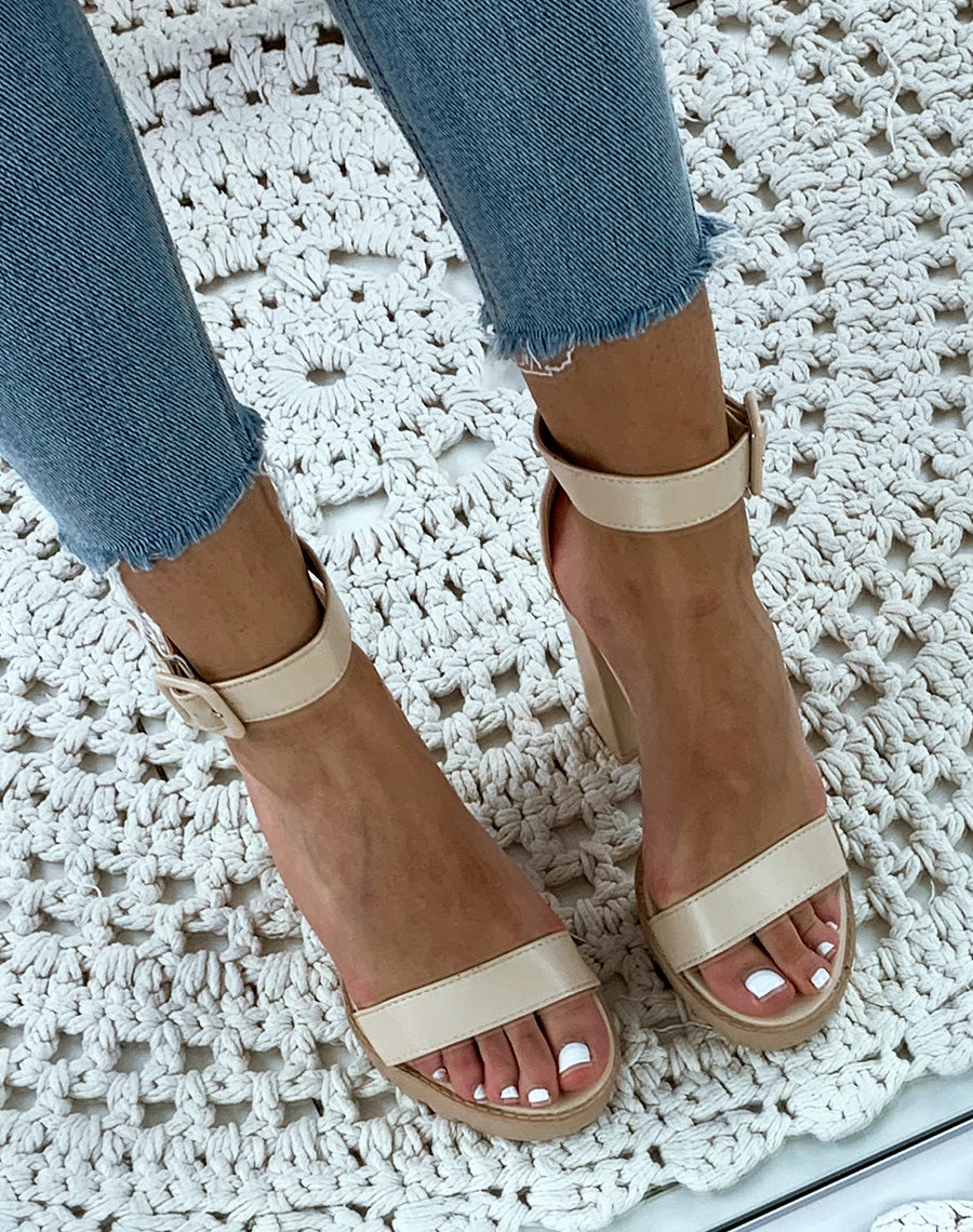 Sandales en similicuir beiges à talons et à semelles crantées