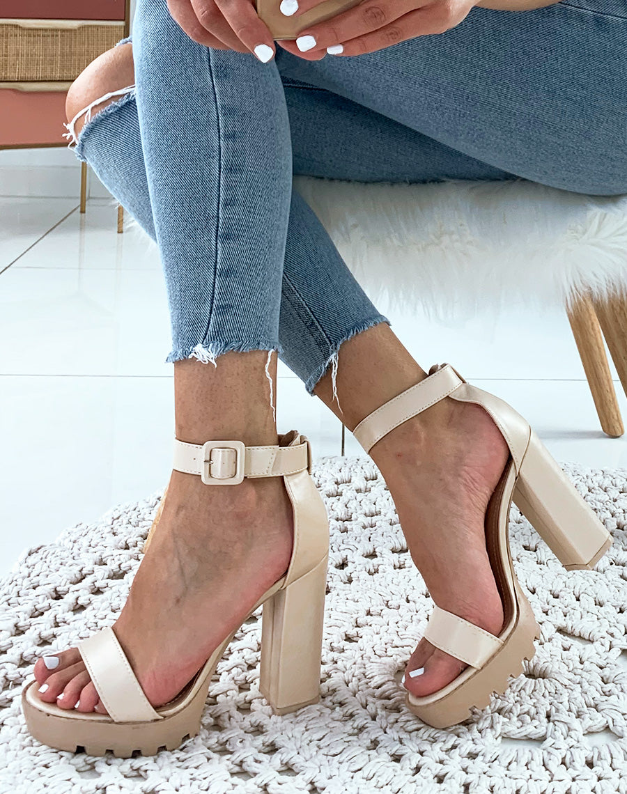 Sandales en similicuir beiges à talons et à semelles crantées