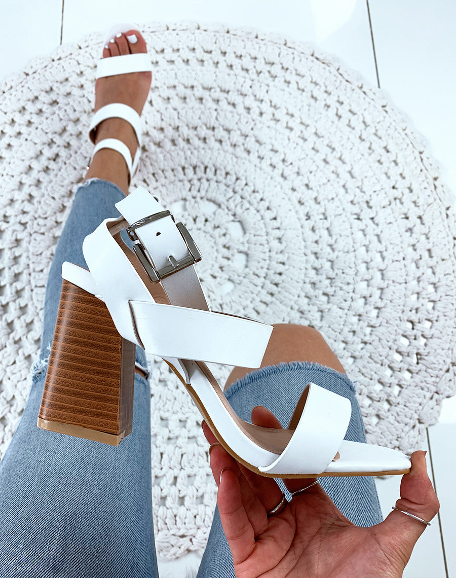 Sandales en similicuir blanches à talons carrés et multiples brides