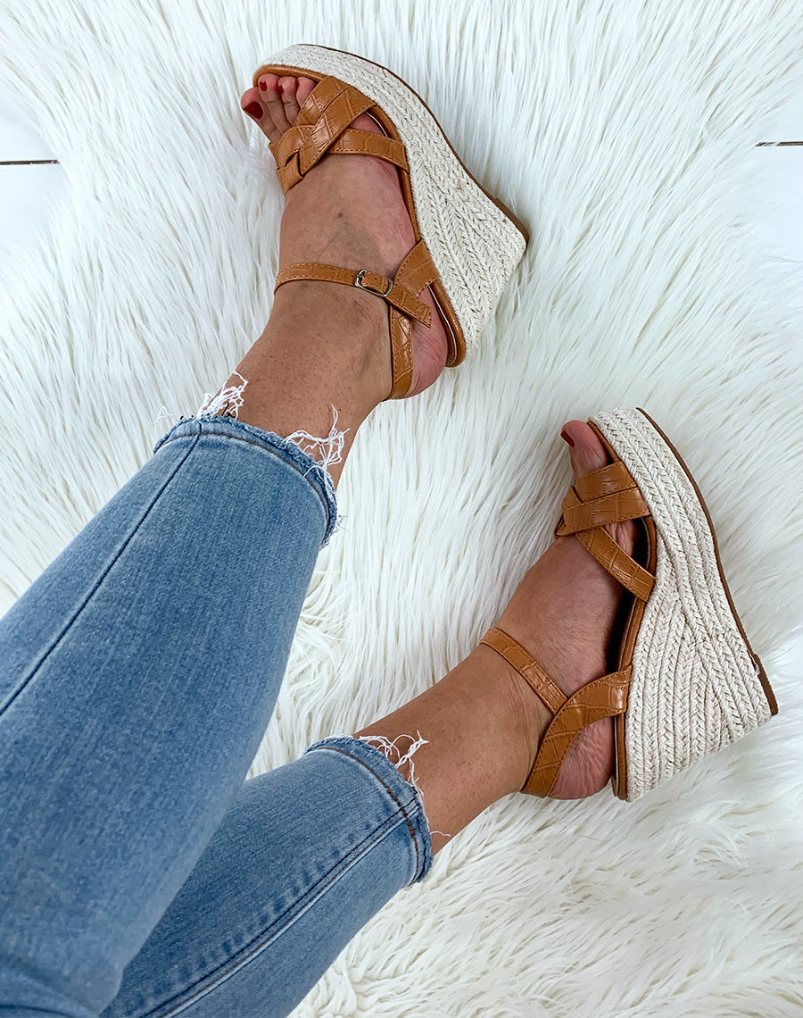 Sandales en similicuir camel effet croco à talons compensés