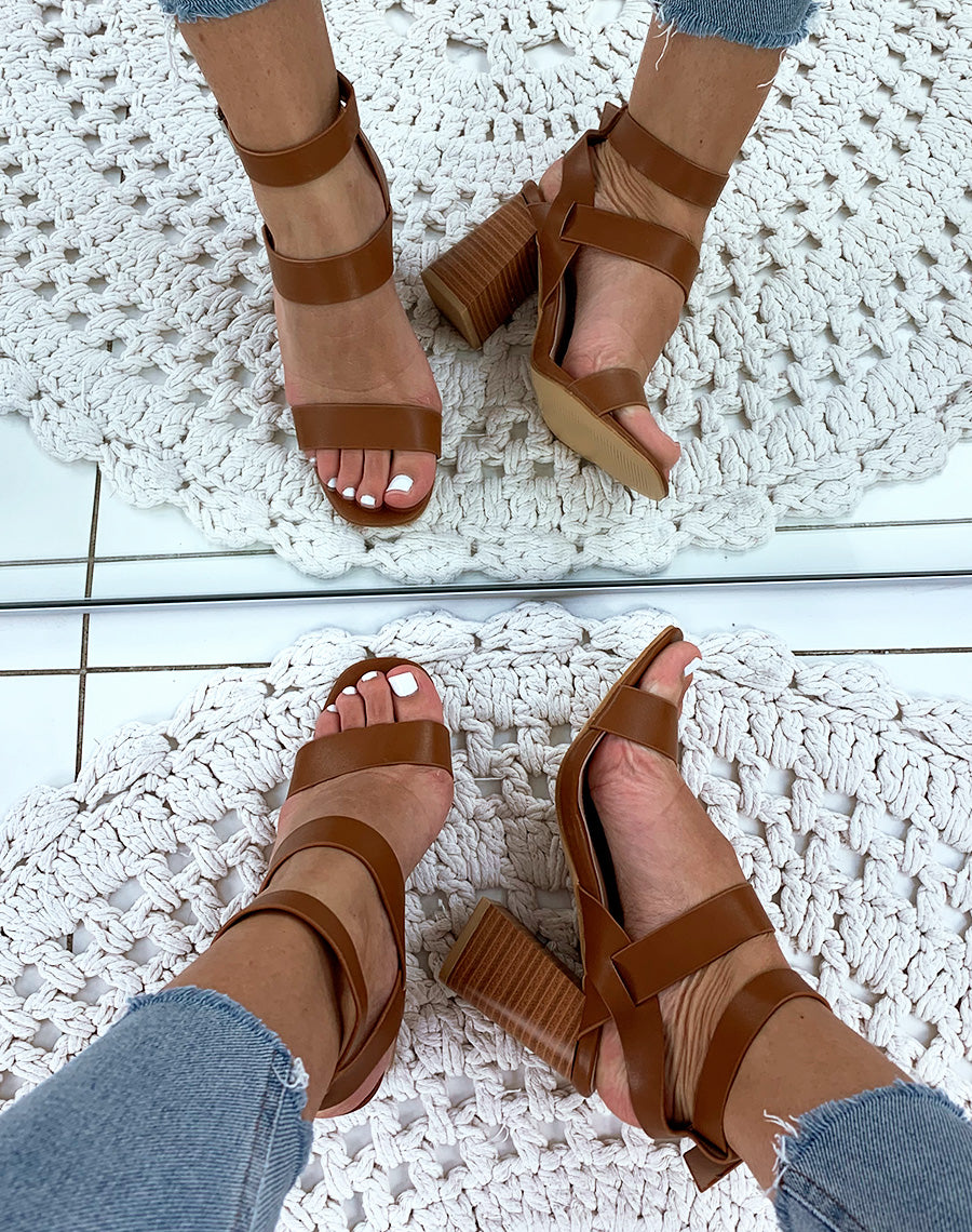 Sandales en similicuir camel à talons carrés et multiples brides