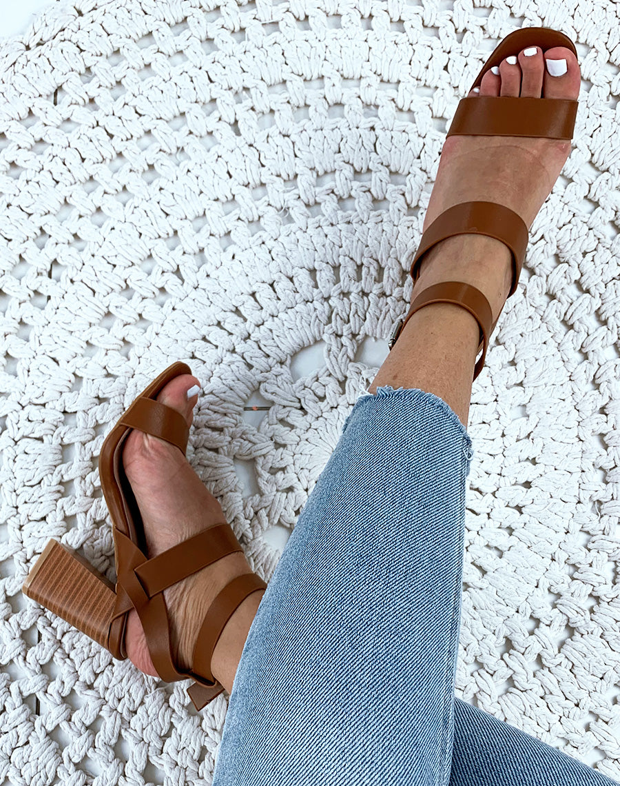 Sandales en similicuir camel à talons carrés et multiples brides