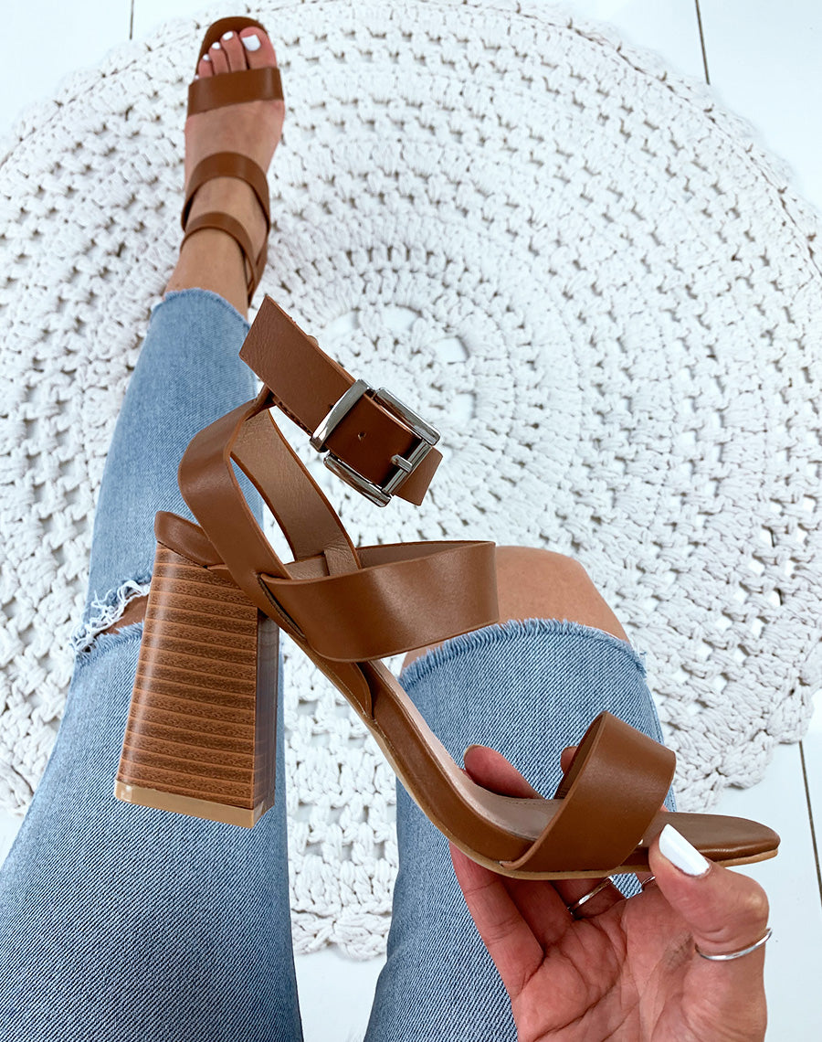 Sandales en similicuir camel à talons carrés et multiples brides