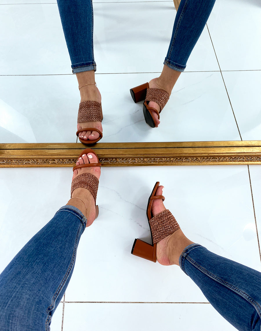 Sandales en similicuir camel à talons et à double brides