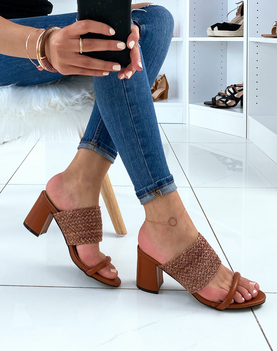 Sandales en similicuir camel à talons et à double brides