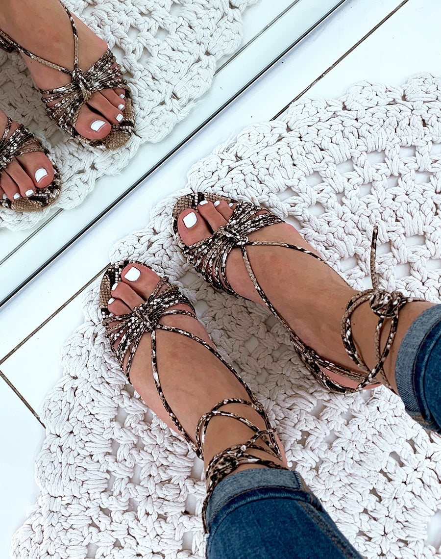 Sandales en similicuir effet python à petits talons et à lacets